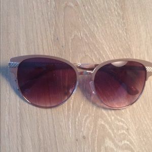 Roca  wear sunglasses never wore